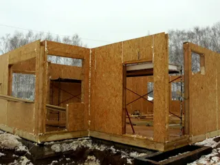 Haus nach Projekt „Sews“, Dorf Koltsovo: Wandmontage