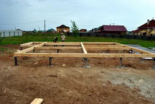 Haus nach Projekt „Michigan“, Galich: Fundament und Grundrahmen