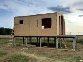 Haus nach individuellem Entwurf, Dorf Turovo: Wandmontage