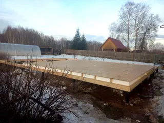 Ferienhaus, Projekt „Mistika - D“, Dorf Buldachikha: Boden aus SIP-Paneelen auf Höhe 0