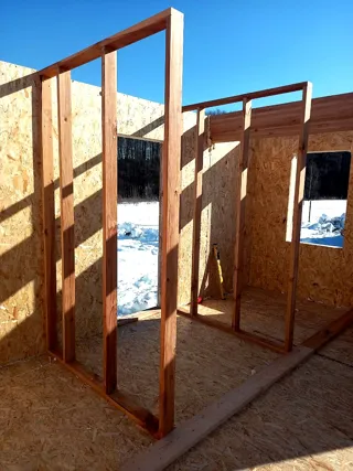 Haus nach Projekt „Sawuschka“, Dorf Khorlovo: Wandmontage