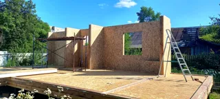 Custom-design house, Rodniki: wall assembly