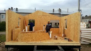 Haus nach individuellem Entwurf, Siedlung Pestyaki: Wandmontage