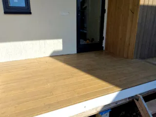 Haus nach individuellem Entwurf, Dorf Kukarino: Terrasse und Eingangsbereich