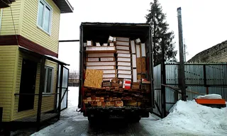 Haus nach Projekt „Slawjanskij Skit“, Rybins: Lieferung des Hausbausatzes