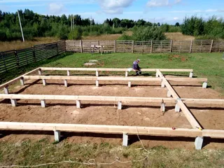 “Barnhouse 76.1” projesine göre 100 m² ev, Rodniki: temel ve alt bağlama kirişi