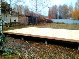 Haus nach Projekt „Mistika - S2.5“, Gartengemeinschaft SNT „Koltschugino“: Boden aus SIP-Paneelen auf Höhe 0