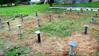 Haus nach Projekt „Alfa“, Siedlung Tonshaevo: Fundament und Grundrahmen