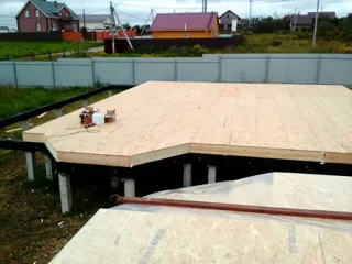 Haus nach individuellem Entwurf, Siedlung Sadovyy: Boden aus SIP-Paneelen auf Höhe 0