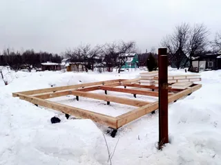55 m² ev, özel proje, “Ivanovets” SNT: temel ve taban kuşağı