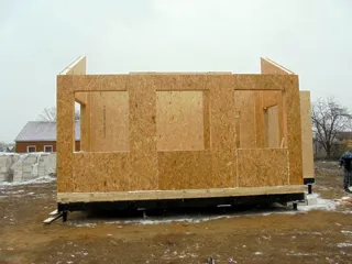 Haus nach Projekt „Radoniza“, Region Kaluga: Wandmontage