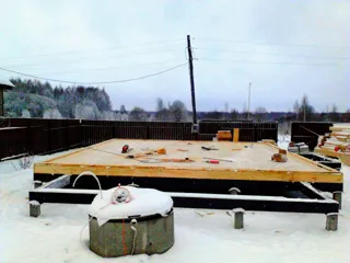 Custom-design house, Patrikeevo village: SIP panel floor at elevation 0