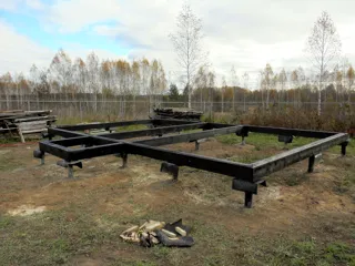 Haus nach Projekt „Vivat 2.5“, Dorf Barskovo: Fundament und Grundrahmen