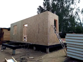Haus nach Projekt „Slawjanskij Skit“, Dorf Dievo-Gorodishche: Wandmontage