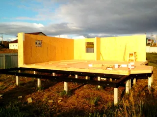 Haus nach individuellem Entwurf, Siedlung Sadovyy: Wandmontage