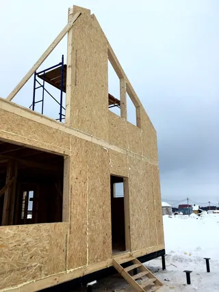 Haus nach Projekt „Akkord“, Siedlung Pervyy: Wandmontage