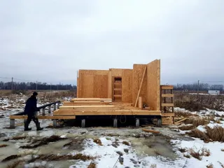 Haus nach Projekt „Mistika-S 2.8“, Region Jaroslawl: Boden und Wände aus SIP-Paneelen