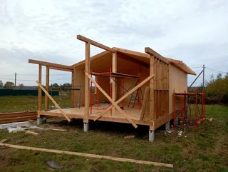 Haus nach Projekt „Chalet 45“, Gebiet Kostroma: Wandmontage
