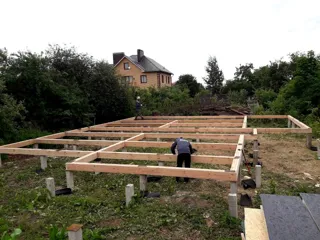 Haus nach Projekt „Tajna“, Krasnogorsk: Fundament und Grundrahmen