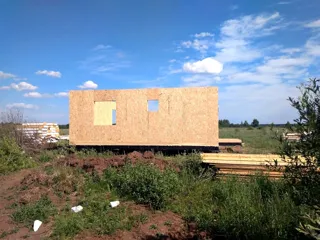 Haus nach Projekt „Jessentuki 8x8“, Siedlung Pervyy: Wandmontage