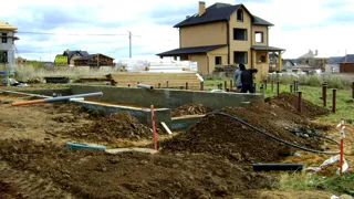 Haus nach Projekt „im Dorf“, Dorf Podolino: Fundament und Grundrahmen