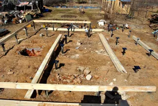 Haus nach Projekt „Metschta XXL“, Dorf Palmintsyno: Fundament und Grundrahmen