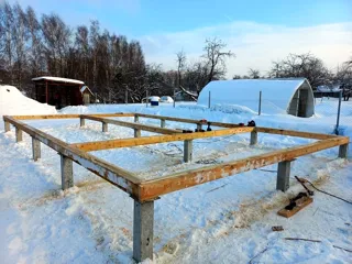 Haus nach Projekt „Barnhouse 45“, Gartengemeinschaft SNT „Fortschritt“: Fundament und Grundrahmen