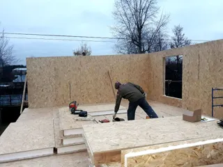 Haus nach individuellem Entwurf, Dorf Yudino: Wandmontage