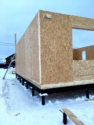 Haus nach Projekt „Akkord“, Siedlung Pervyy: Wandmontage