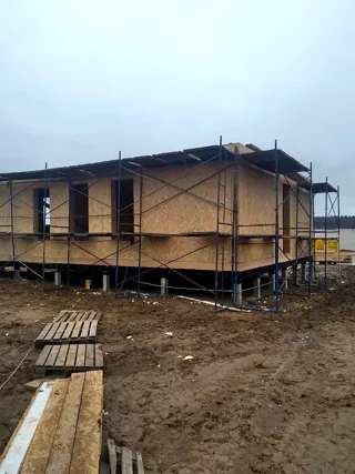 Haus nach individuellem Entwurf, Siedlung Severnyy: Wandmontage