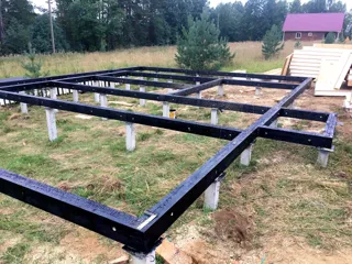 Haus nach individuellem Projekt, Region Leningrad: Fundament und Grundrahmen