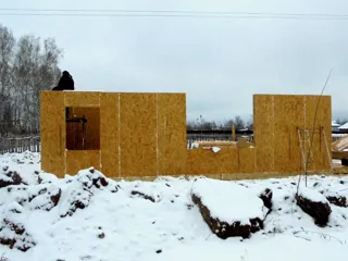Haus nach Projekt „Sews“, Dorf Koltsovo: Wandmontage
