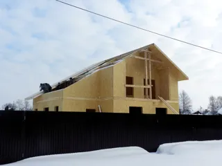Haus nach Projekt „Jaschma“, Furmanov: Wandmontage