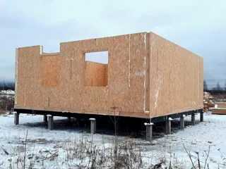 Haus nach Projekt „Metschta pl.4“, Siedlung Pervyy: Wandmontage