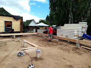Haus nach Projekt „Slawjanskij Skit“, Dorf Dievo-Gorodishche: Fundament und Grundrahmen