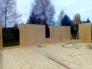 Haus nach individuellem Entwurf, Dorf Protive: Wandmontage