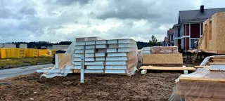 Haus nach individuellem Entwurf, Siedlung Severnyy: Wandmontage