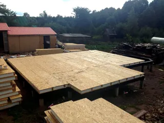 Haus nach individuellem Entwurf, Siedlung Borisoglebskiy: Boden aus SIP-Paneelen auf Höhe 0