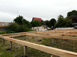 Haus nach Projekt „Tajna“, Krasnogorsk: Fundament und Grundrahmen