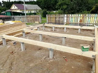 Haus nach Projekt „Dorofejewo“, Navoloki: Fundament und Grundrahmen