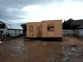 Haus nach Projekt „Majak“, Dorf Verkhnee Myachkovo: Wandmontage