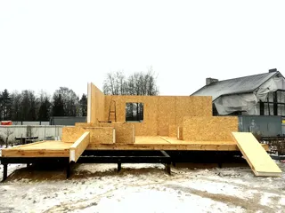 Haus nach Projekt „Amulet“, Dorf Agalatovo: Wandmontage