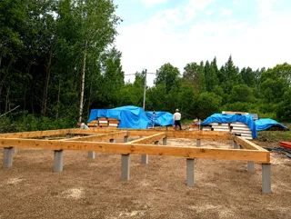 Özel projeye göre ev, Cherepovets: temel ve alt bağlama kirişi