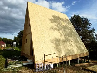 “A-Frame 57” projesine göre ev, Poddubnovo köyü: duvar montajı