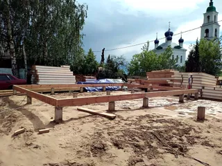 Haus nach Projekt „Slawjanskij Skit“, Dorf Dievo-Gorodishche: Fundament und Grundrahmen