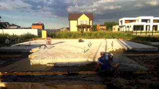 “Brest” projesine göre ev, Zemlyanichnaya Polyana kasabası: temel ve alt bağlama kirişi