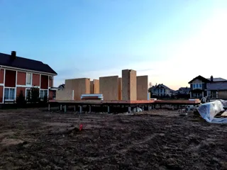 Haus nach individuellem Entwurf, Siedlung Severnyy: Wandmontage