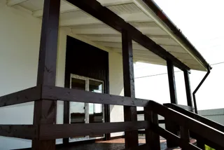 Haus nach Projekt „Fantasija“, Siedlung Plotina: Fassadenverkleidung