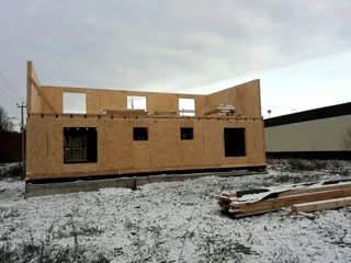 Haus nach individuellem Entwurf, Dorf Yudino: Wandmontage