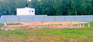 Haus nach individuellem Entwurf: Fundament und Grundrahmen